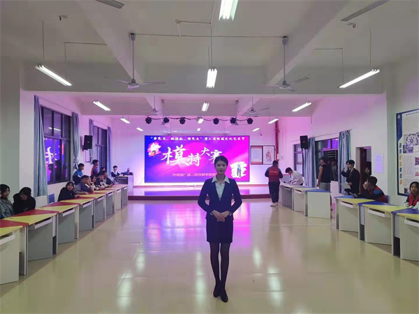 图3 海选职业装展示.jpg