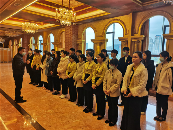 招就办农定谋副主任集合学生进行安全教育_副本.jpg