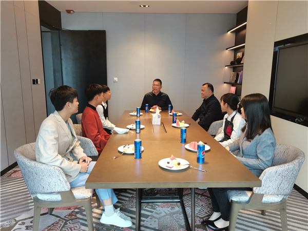 招就办农日光主任、王志辉老师在实习单位召开实习学生座谈会_副本.jpg