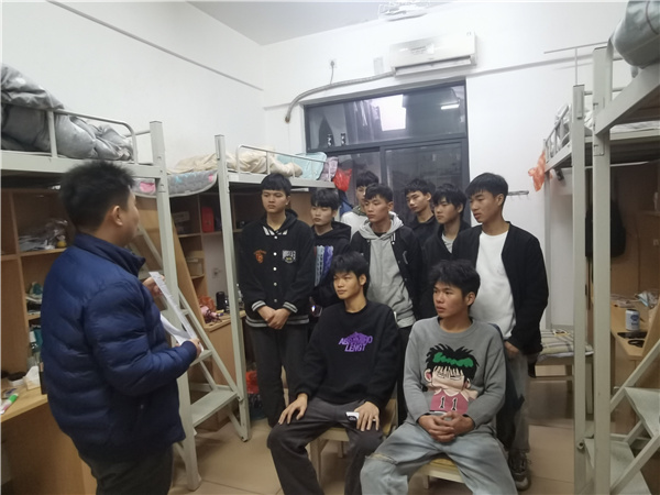 刘帛锟老师到实习单位学生宿舍进行安全教育_副本.jpg