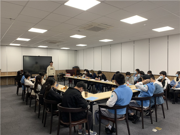 吴昭斌老师到实习单位召开学生座谈会进行安全教育_副本.jpg