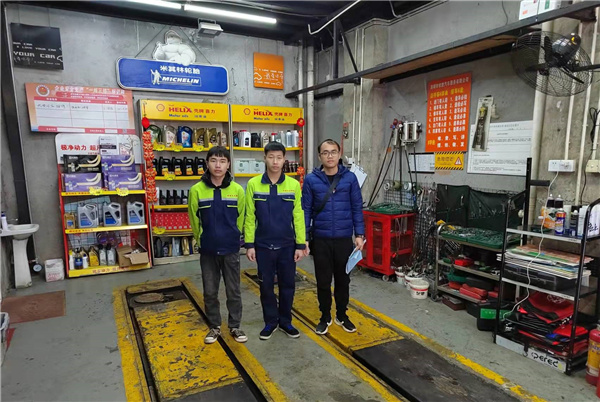 朱万军老师到深圳各汽车维修店面访实习学生_副本.jpg