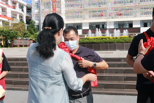 韦杰梅副院长为指导老师杨向军佩戴红花.jpg