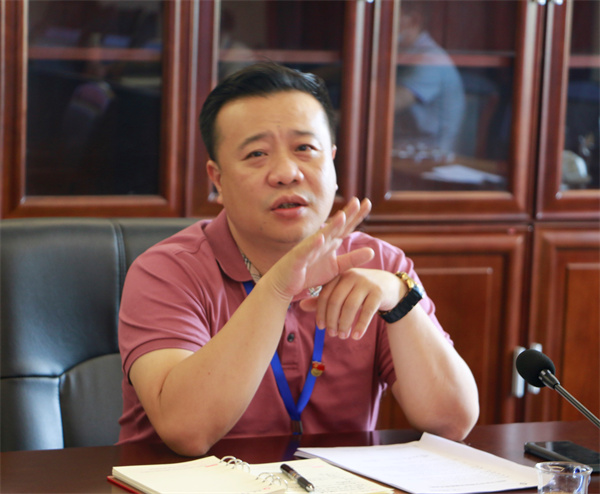 主持学院全面工作的党委副书记、第一副院长罗志主持会议并作总结发言.jpg