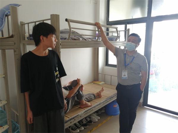1.主持学院全面工作的党委副书记、第一副院长罗志深入学生宿舍解决学生实际问题11.jpg