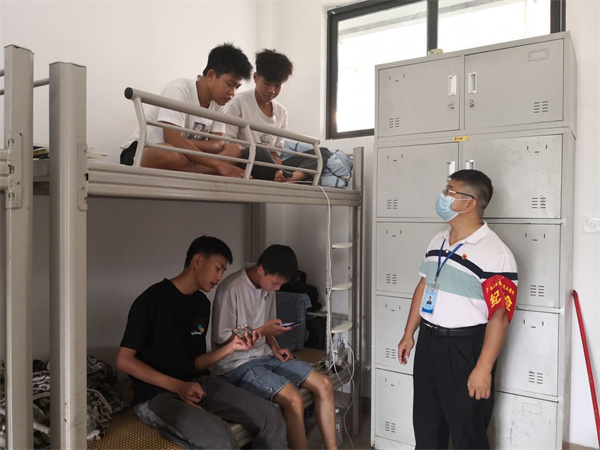 4.学院党委委员、党办主任李青到学生宿舍了解学生思想动态.jpg