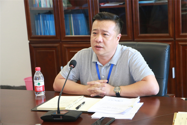 主持学院全面工作的党委副书记、第一副院长罗志.jpg