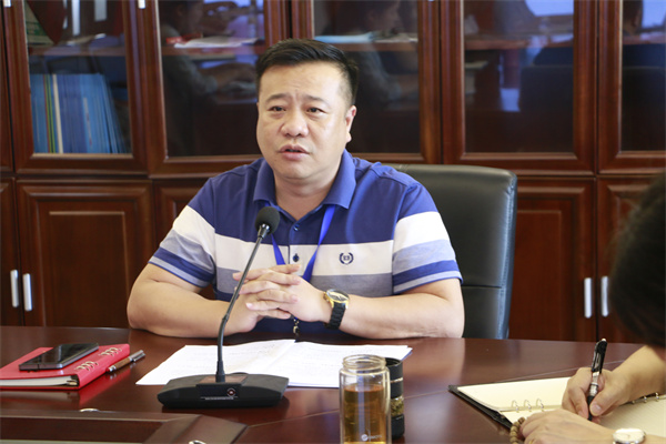 1.主持学院全面工作的党委副书记、第一副院长罗志主持会议.jpg