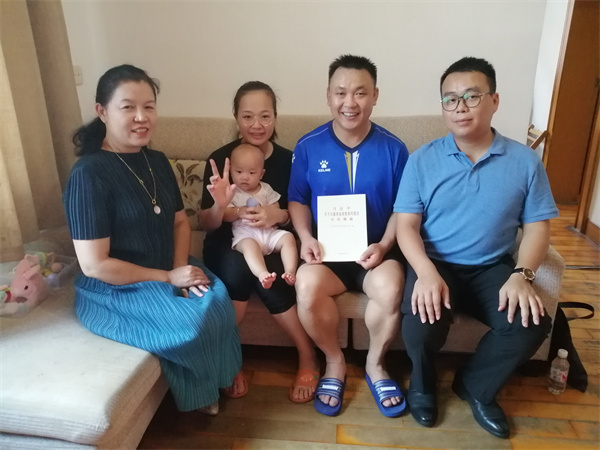 学院党委委员、副院长韦杰梅与质管办副主任黄育到培训鉴定科科长卢必林家中进行廉洁家访.jpg