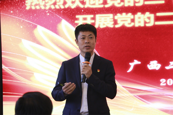 郑志明在分享个人成长经历.jpg