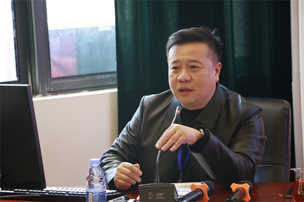 主持学院全面工作的党委副书记、第一副院长罗志.jpg