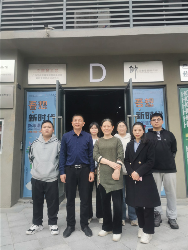 招生与就业指导办公室副主任农定谋到实习单位进行安全检查与学生企业管理层合影.jpg