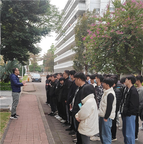 朱万军老师集合学生进行安全教育.jpg