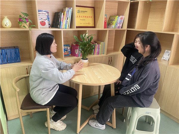 周宁老师到实习单位与学生谈心.jpg
