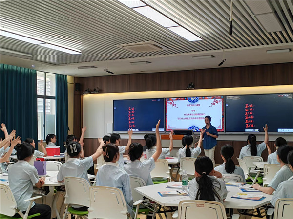 图1 艺术教育系学生踊跃发言.jpg