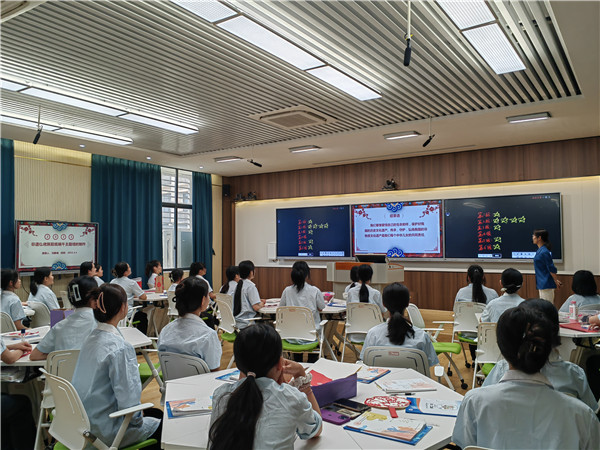 图6 学生诵读非遗传承精神.jpg