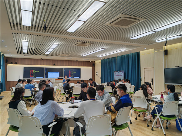 图7 公开课后的分享会.jpg