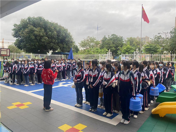 图1 实习学生聆听幼儿园负责人的介绍.jpg