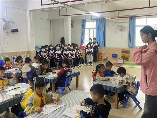 图2 实习学生认真观摩幼儿园教师上课.jpg