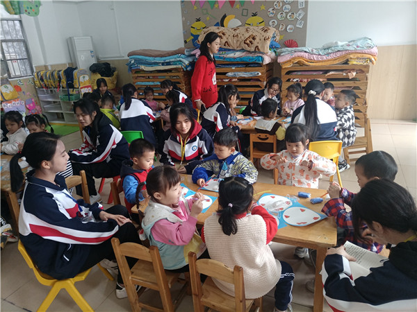 图3 实习学生协助组织幼儿教学活动.jpg