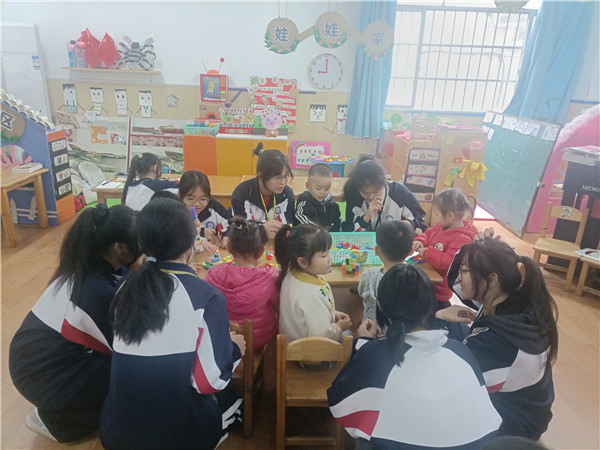 图4 实习学生协助组织幼儿游戏活动.jpg