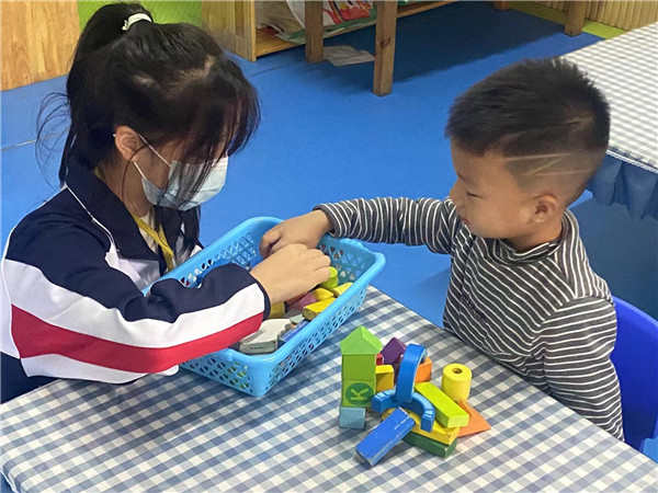 图5 实习学生与幼儿友好互动.jpg