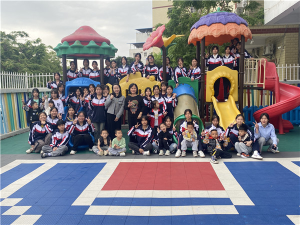 图7 实习学生与迪森幼儿园师生合影.jpg