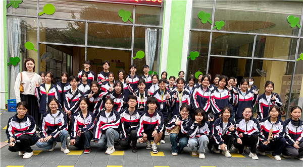 图8 实习学生与格之林幼儿园师生合影.jpg