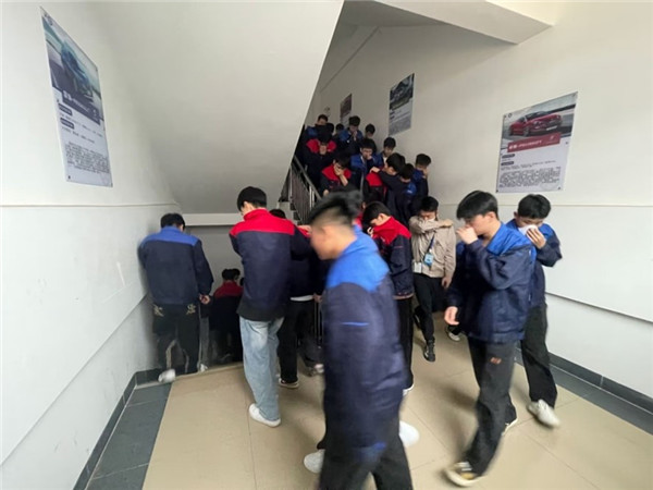 消防警报响起,师生有序疏散1.jpg