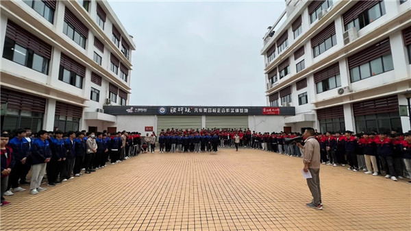 全体师生根据消防疏散路线快速到达汽车美容校企合作基地前广场集合.jpg