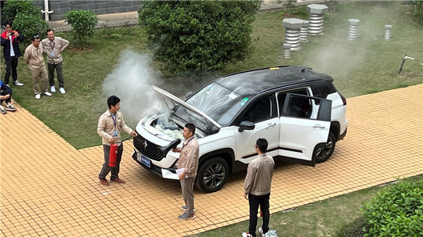 汽车工程系主任杨国红讲解汽车发动机舱灭火方法2.jpg
