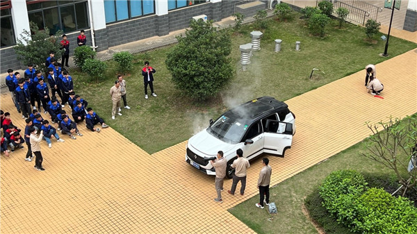 汽车工程系主任杨国红讲解汽车发动机舱灭火方法1.jpg