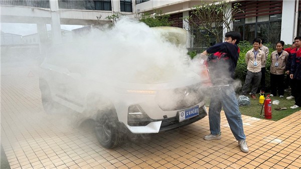 同学们进行对汽车发动机舱灭火练习2.jpg