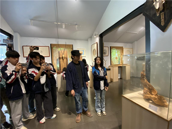 图3:黎宏宇大师介绍工作室作品.png