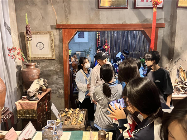 图6:胡可可大师带领同学们参观工作室.png