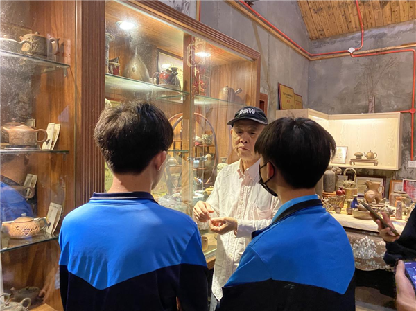图7:胡可可大师向同学们展示获奖作品.png