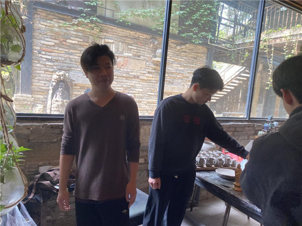 图8:梁林华大师带领同学们参观工作室.png