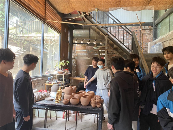 图9:同学们观摩梁林华大师作品.png
