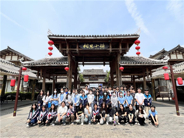 图10:同学们在相思小镇合影.png