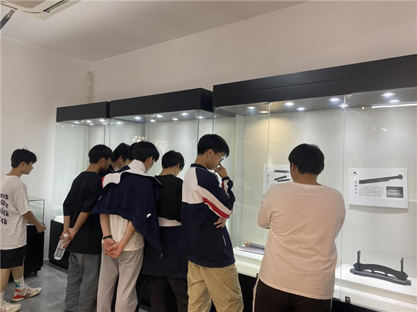 图11:同学们观赏壮刀作品.png