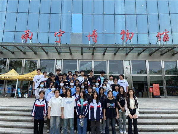 图14:同学们在南宁市博物馆合影.png