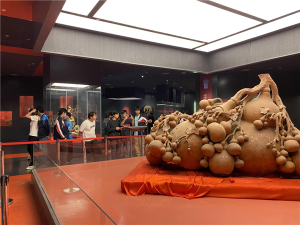 图15:同学们参观红陶展.png