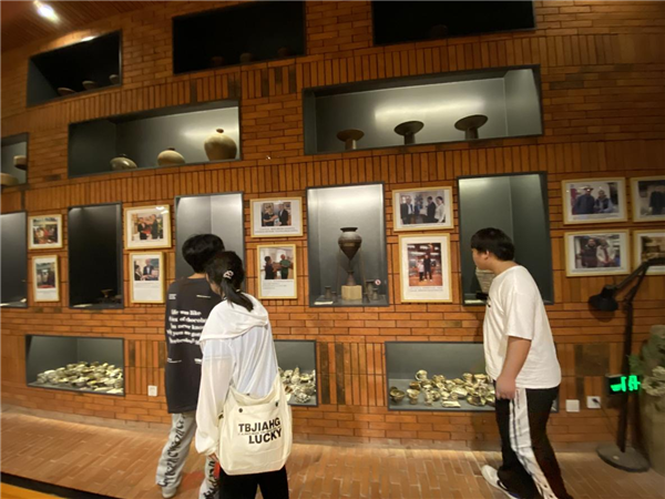 图16:同学们参观魏振荣大师陶艺工作室.png