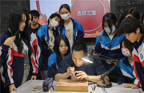 图2:王宝祥大师演示浮雕雕刻技法.jpg