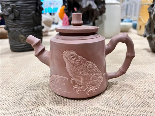 图3:王宝祥大师现场制作的金蟾浮雕坭兴陶壶.jpg