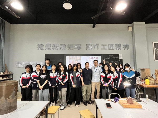 图1:王宝祥大师与我院工艺美术专业师生合影.jpg