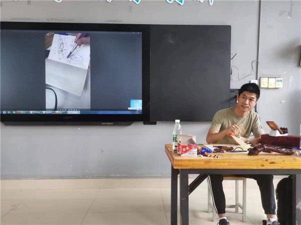 图4:陈忠宝大师讲解蝉的造型设计.jpg