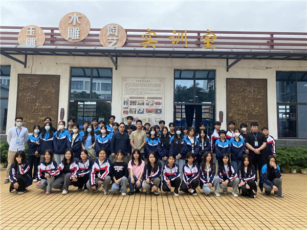 图6:王宝祥、陈忠宝大师与我院工艺美术专业师生合影.jpg