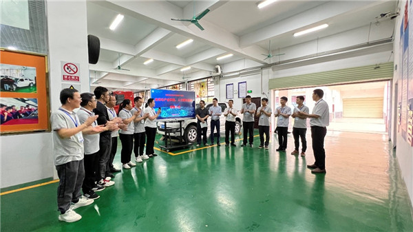 汽车工程系主任杨国红主持授牌仪式.jpg