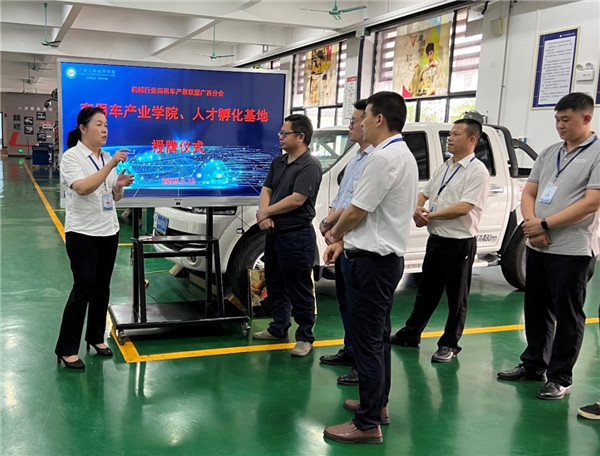 学院副院长韦杰梅发表讲话(左一).jpg